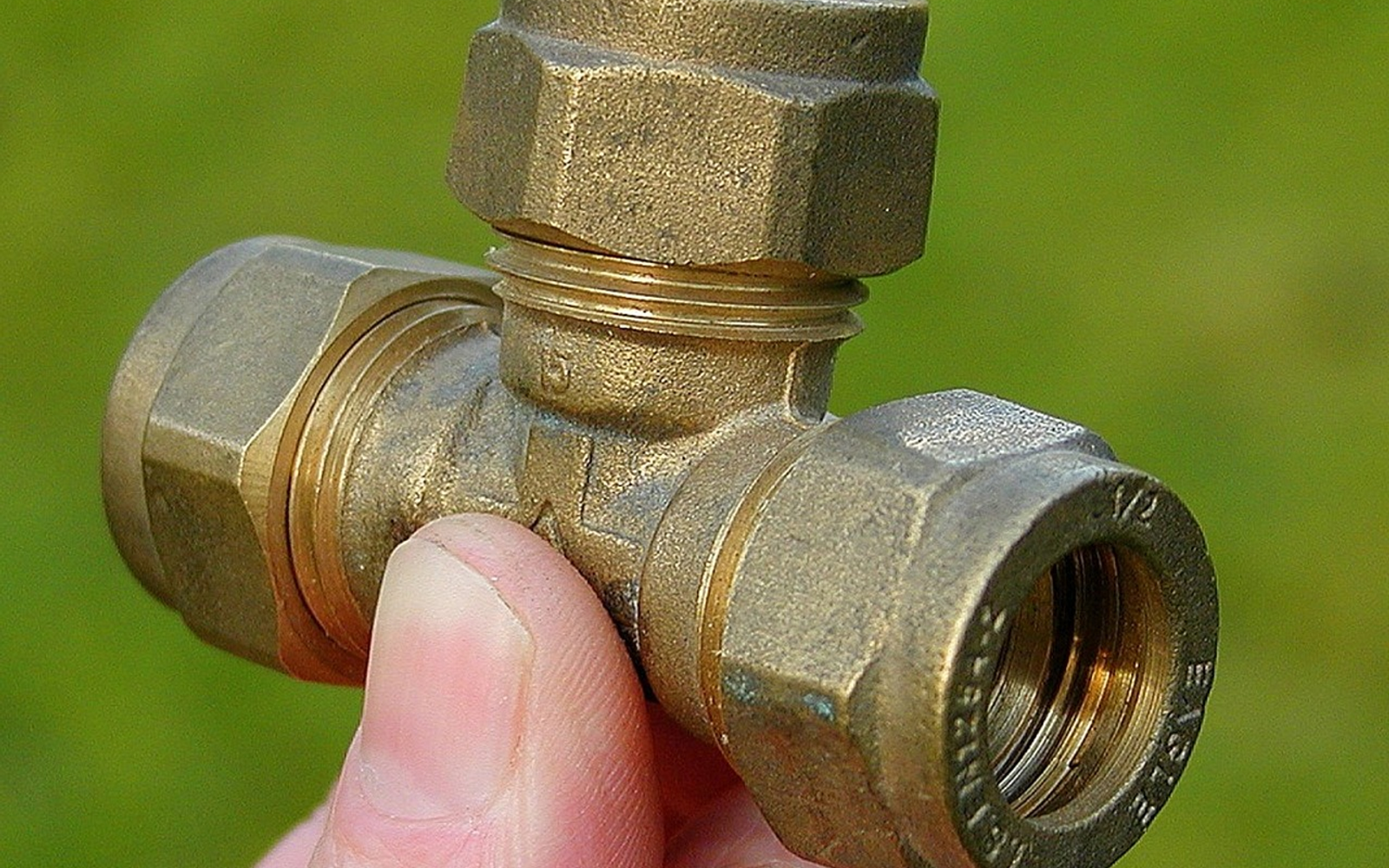 Panduan Memilih Material Pipa untuk Proyek Komersial